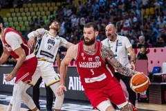 独挑大梁！前马刺雄鹿替补内线面对希腊队也算是拼尽全力了？